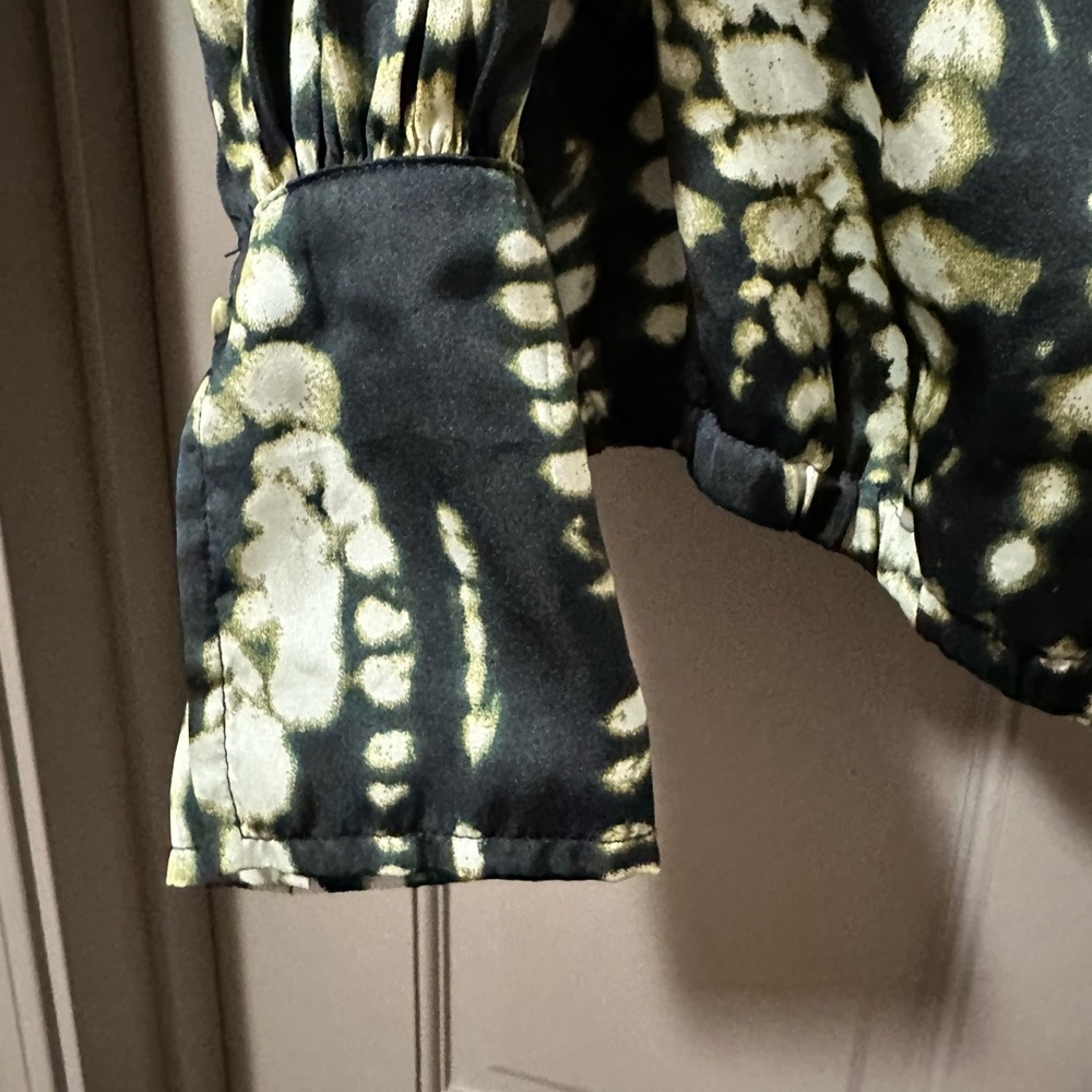 Banana Republic Black and Cream Patterned Blouse- Large - Picture 3 of 4